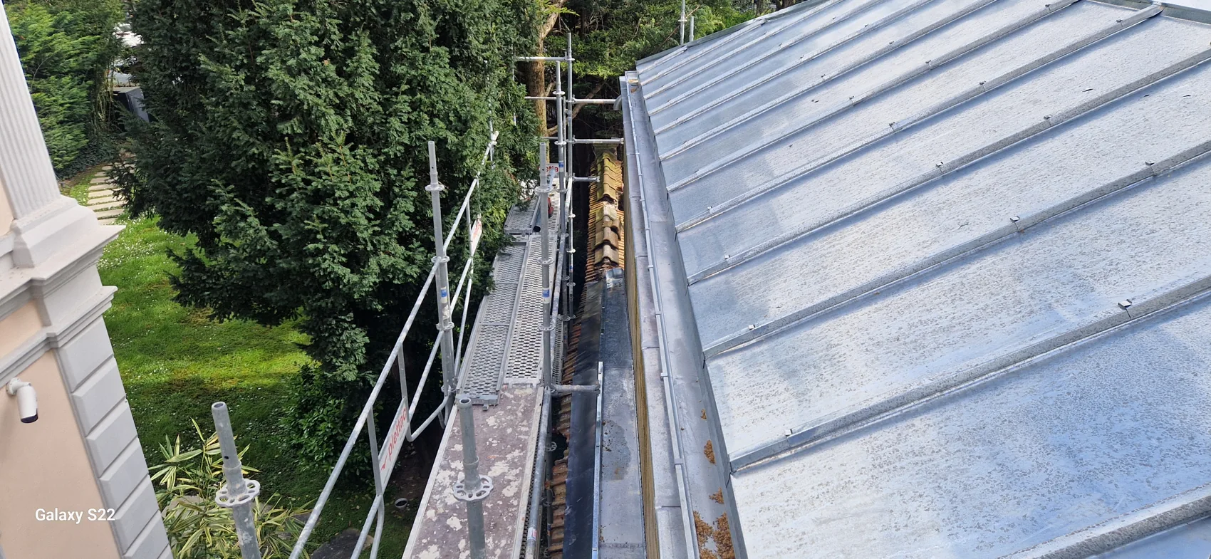 Chantier de couverture et de zinguerie sur toiture